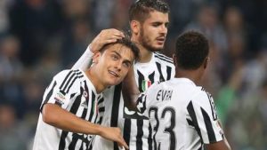 Dybala, dopo il gol del 2-1, festeggiato dai compagni bianconeri