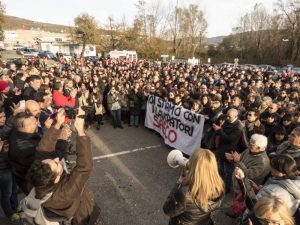 Il corteo dei cittadini di Gaggio, tutti insieme contro i tagli al personale